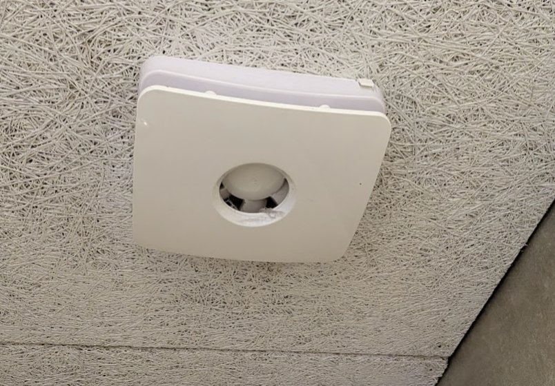 Fresh Intellivent Sky Badlüfter, montiert in einem Deckendiffusor