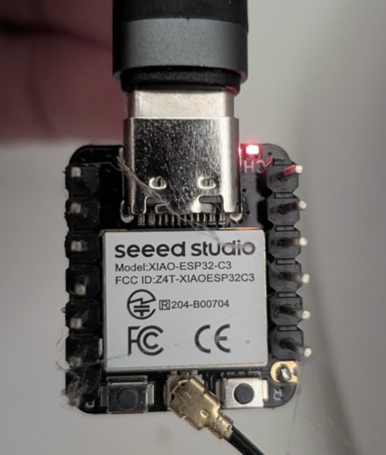 Nahaufnahme des Seeed Studio XIAO ESP32-C3-Boards mit USB-C-Anschluss und externem Antennenstecker